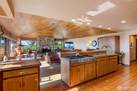 Kitchen - 416 Alverson Blvd, Everett, WA 98201 photo 4 of 4