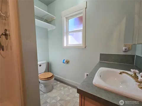 Bath - 1125 Bourm Rd, Forks, WA 98331 photo 4 of 5