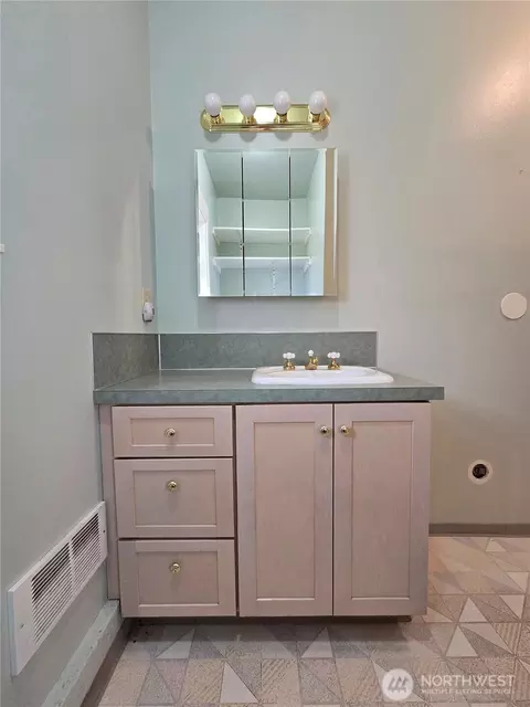 Bath - 1125 Bourm Rd, Forks, WA 98331 photo 5 of 5