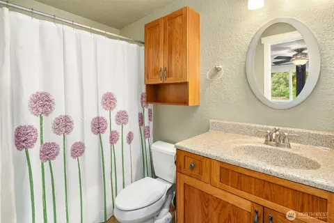 Bath - 16610 3rd Dr SE, Bothell, WA 98012 photo 1 of 2
