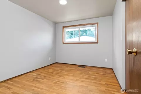 Bedroom - 10523 NE 197th St, Bothell, WA 98011 photo 2 of 5
