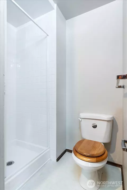 Bath - 10523 NE 197th St, Bothell, WA 98011 photo 2 of 4