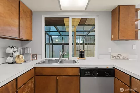 Kitchen - 10523 NE 197th St, Bothell, WA 98011 photo 3 of 4