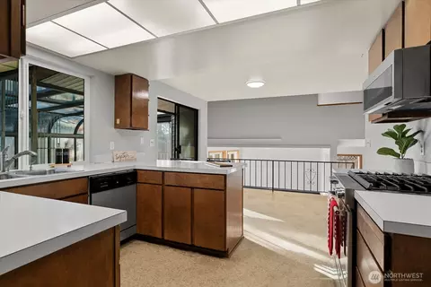 Kitchen - 10523 NE 197th St, Bothell, WA 98011 photo 1 of 4
