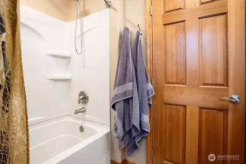 Bath - 275 28th Ave, Longview, WA 98632 photo 2 of 2