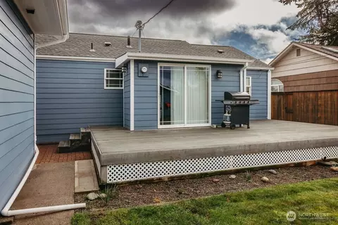 Exterior - 275 28th Ave, Longview, WA 98632 photo 4 of 6