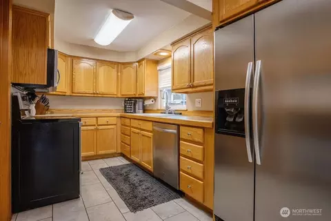Kitchen - 275 28th Ave, Longview, WA 98632 photo 2 of 3