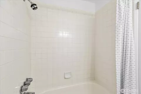 Bath - 410 214th St SW #B, Bothell, WA 98021 photo 3 of 3