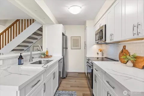 Kitchen - 410 214th St SW #B, Bothell, WA 98021 photo 3 of 4