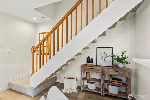 Entry Way - 410 214th St SW #B, Bothell, WA 98021 photo 2 of 2