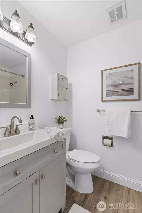 Bath - 410 214th St SW #B, Bothell, WA 98021 photo 2 of 3
