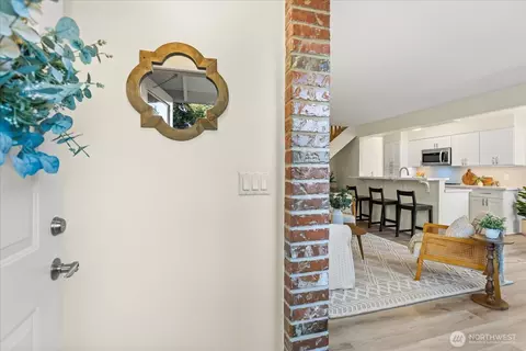 Entry Way - 410 214th St SW #B, Bothell, WA 98021 photo 1 of 2
