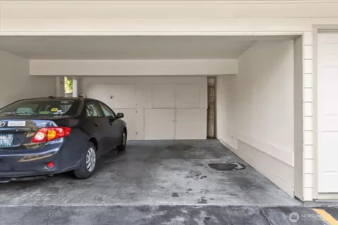 Exterior - 410 214th St SW #B, Bothell, WA 98021 photo 4 of 7