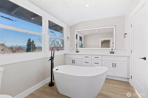 Bath - 4228 Eastern Ave N, Seattle, WA 98103 photo 1 of 4