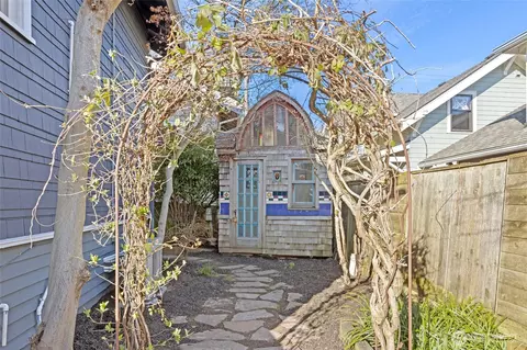 Exterior - 4228 Eastern Ave N, Seattle, WA 98103 photo 6 of 6