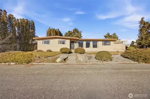 608 Plaza Way, Brewster, WA 98812