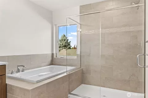 Bath - 1573 Lockridge Loop E, Enumclaw, WA 98022 photo 4 of 5