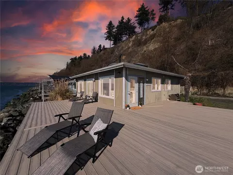 26 H South Beach Dr, Clinton, WA 98236