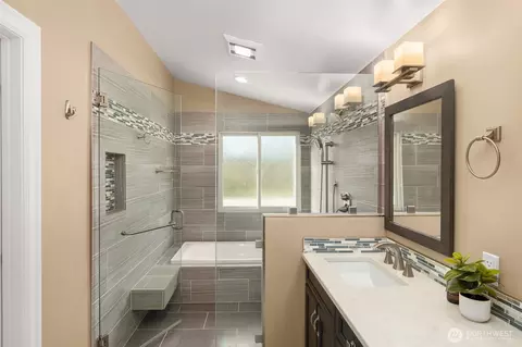 Bath - 4724 Gardner Ave, Everett, WA 98203 photo 2 of 4