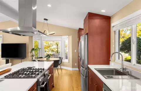 Kitchen - 4724 Gardner Ave, Everett, WA 98203 photo 4 of 5