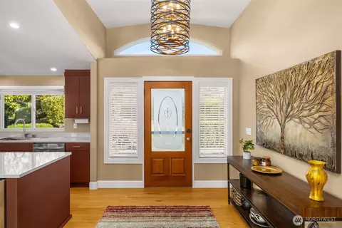 Entry Way - 4724 Gardner Ave, Everett, WA 98203 photo 2 of 2