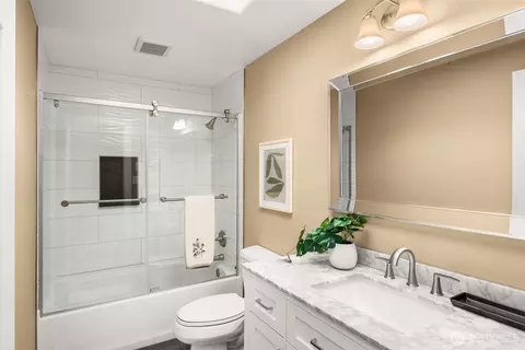 Bath - 4724 Gardner Ave, Everett, WA 98203 photo 3 of 4