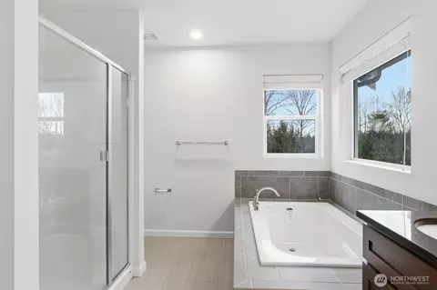 Bath - 4419 31st Ave SE, Everett, WA 98203 photo 2 of 3