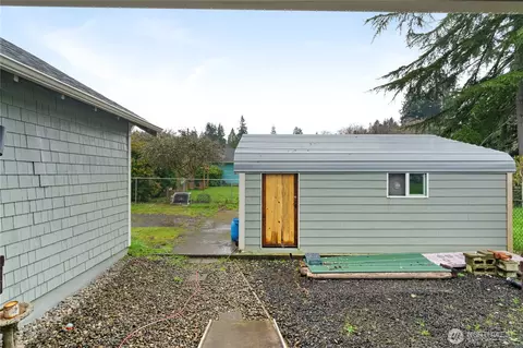 Exterior - 513 E St, Cosmopolis, WA 98537 photo 2 of 6
