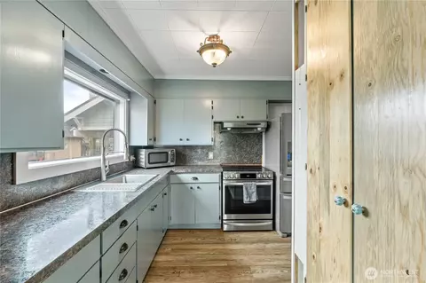 Kitchen - 513 E St, Cosmopolis, WA 98537 photo 1 of 2