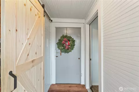 Entry Way - 513 E St, Cosmopolis, WA 98537 photo 4 of 7