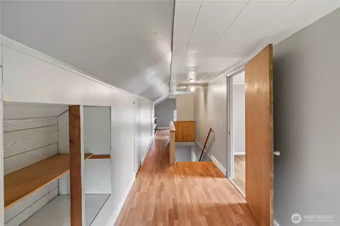Entry Way - 513 E St, Cosmopolis, WA 98537 photo 6 of 7