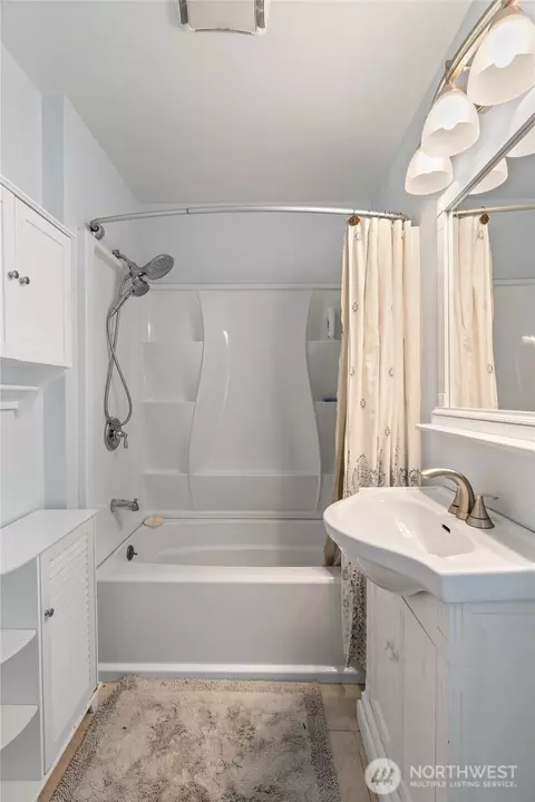 Bath - 513 E St, Cosmopolis, WA 98537 photo 1 of 1