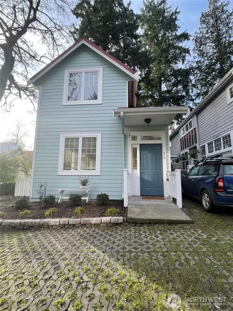 678 Madison Ave N, Bainbridge Island, WA 98110