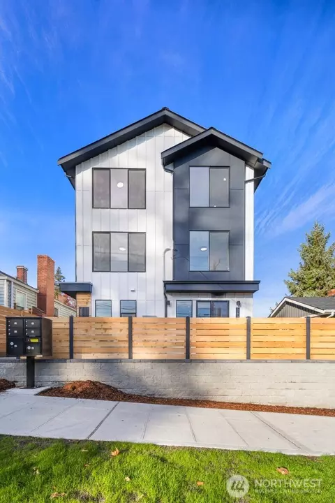 528 N C N 72nd St, Seattle, WA 98103