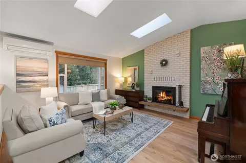 Living - 8423 32nd Ave SE, Everett, WA 98208 photo 1 of 3