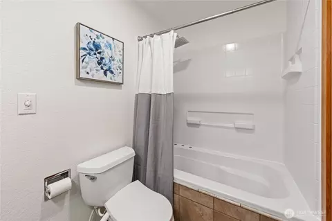 Bath - 8423 32nd Ave SE, Everett, WA 98208 photo 1 of 2