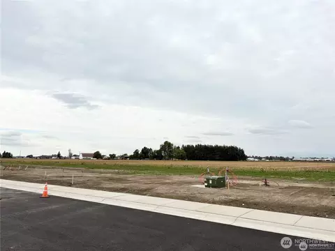 332 W 4th St, Everson, WA 98247 photo 4