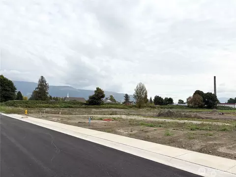 320 W 4th St, Everson, WA 98247 photo 2