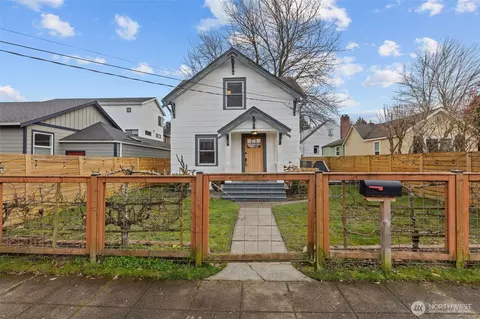 3915 SW Hinds St, Seattle, WA 98116