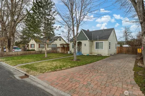 22 NW B St, College Place, WA 99324