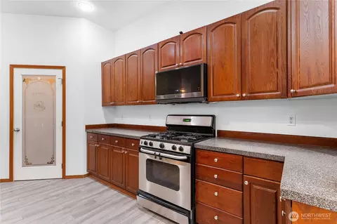 Kitchen - 15428 SE 252nd Pl, Covington, WA 98042 photo 2 of 2