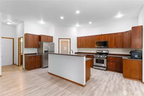 Kitchen - 15428 SE 252nd Pl, Covington, WA 98042 photo 1 of 2