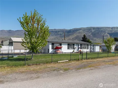105 3rd St SW, Rock Island, WA 98850
