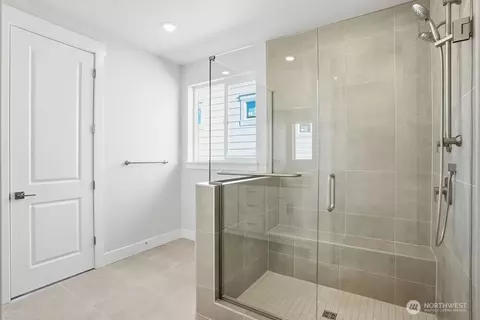 Bath - 755 Weaver Dr E, Enumclaw, WA 98022 photo 1 of 3