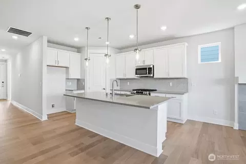 Kitchen - 755 Weaver Dr E, Enumclaw, WA 98022 photo 2 of 5