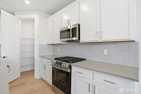 Kitchen - 755 Weaver Dr E, Enumclaw, WA 98022 photo 3 of 5