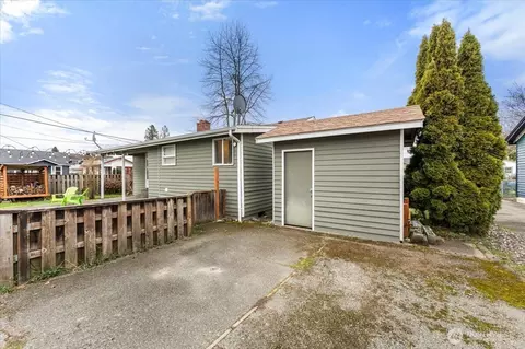 Exterior - 1101 Wells St, Enumclaw, WA 98022 photo 7 of 9