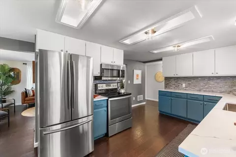 Kitchen - 1101 Wells St, Enumclaw, WA 98022 photo 2 of 5