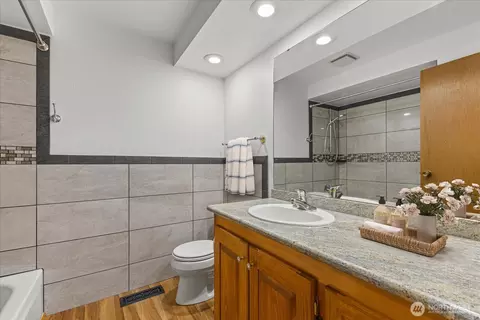 Bath - 12121 NE 161st St, Bothell, WA 98011 photo 2 of 3