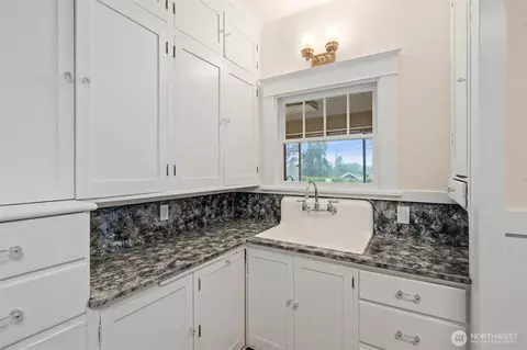 Kitchen - 26 SE Spring St, Chehalis, WA 98532 photo 2 of 3